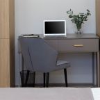 В одной из спален располагается отдельный письменный стол