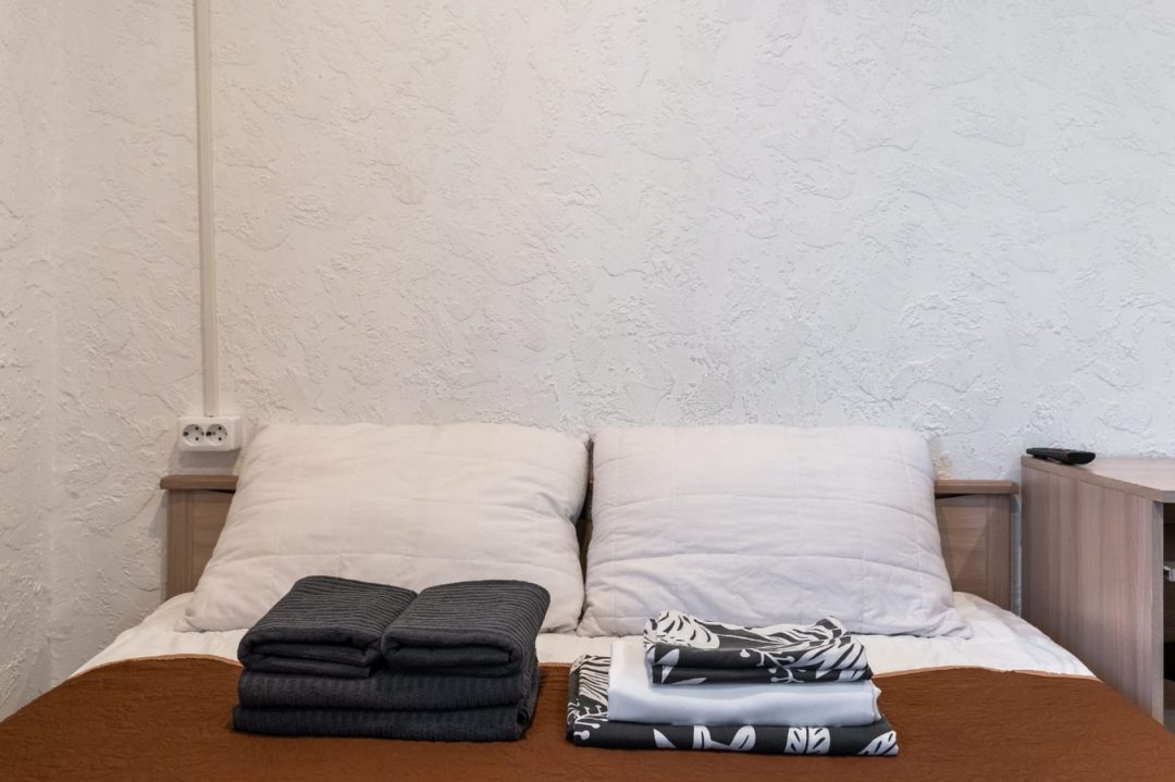Двухместный (Двухместный номер с двуспальной кроватью, душем и туалетом в номере) апарт-отеля У метро Девяткино, Мурино