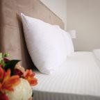 Двуспальная кровать в номере гостиницы Park Hotel Aluston, Алушта
