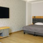 Трёхместный и более (Люкс 301), Отель Gold City