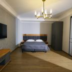 Трёхместный и более (Люкс 301), Отель Gold City