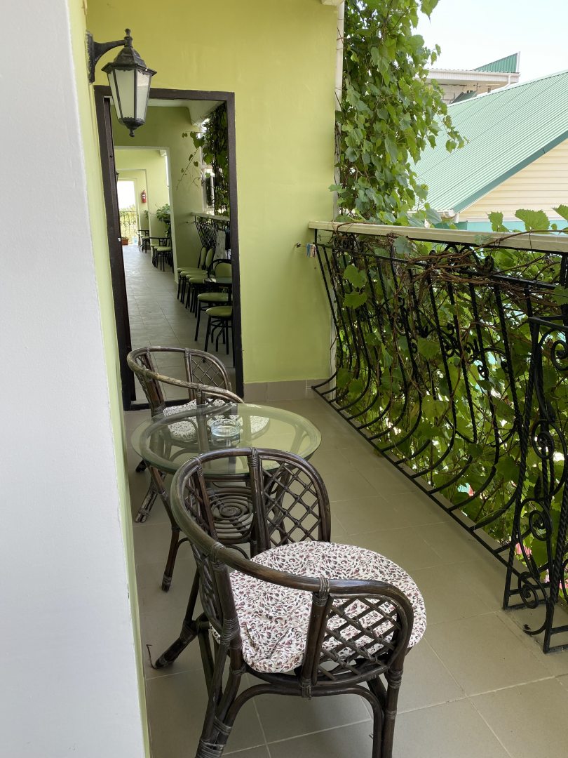 Трехместный (Трехместный стандарт с отдельным балконом) отеля Малибу, Саки