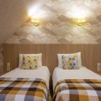 Комфортный номер с четырьмя односпальными кроватями