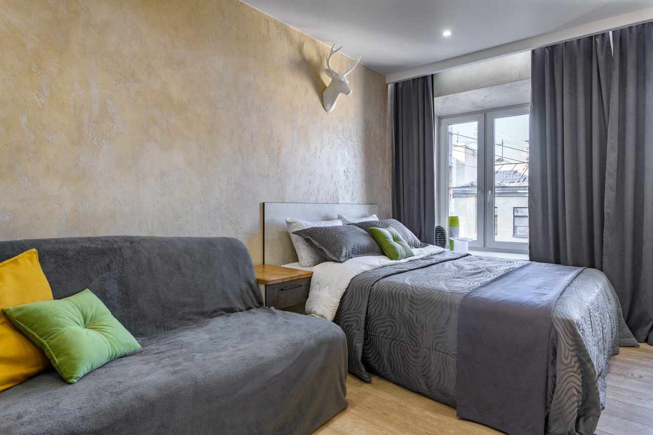 Двуспальная кровать и раскладной диван