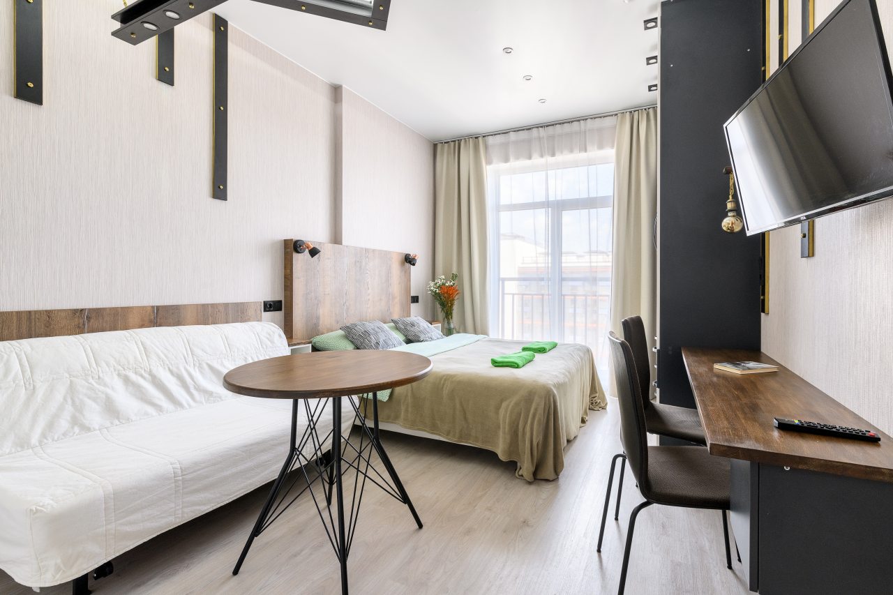 Двуспальная кровать и раскладной диван