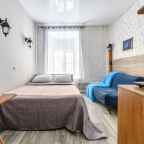 Двуспальная кровать и раскладное кресло