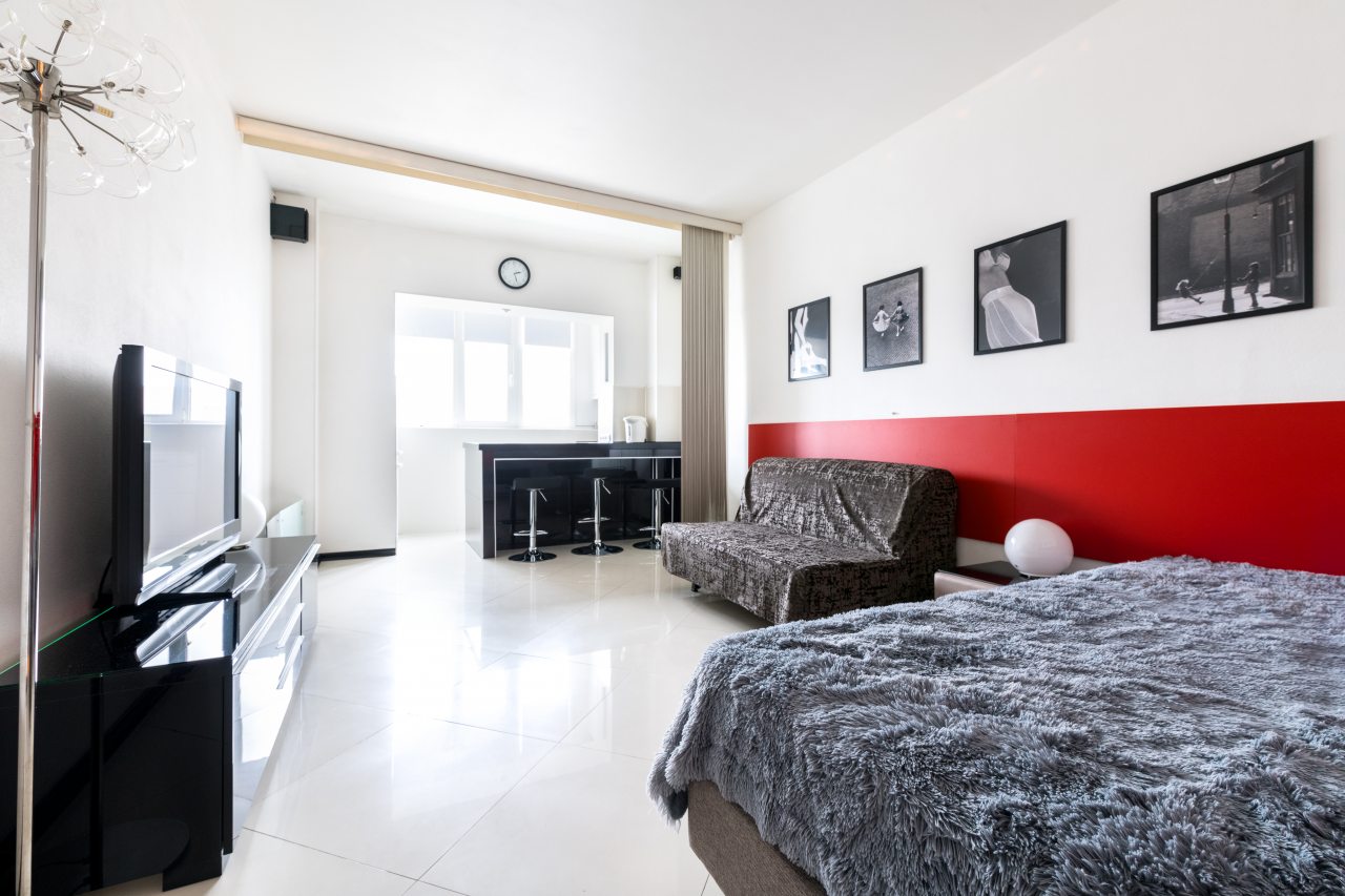 Двуспальная кровать и диван