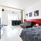 Двуспальная кровать и диван