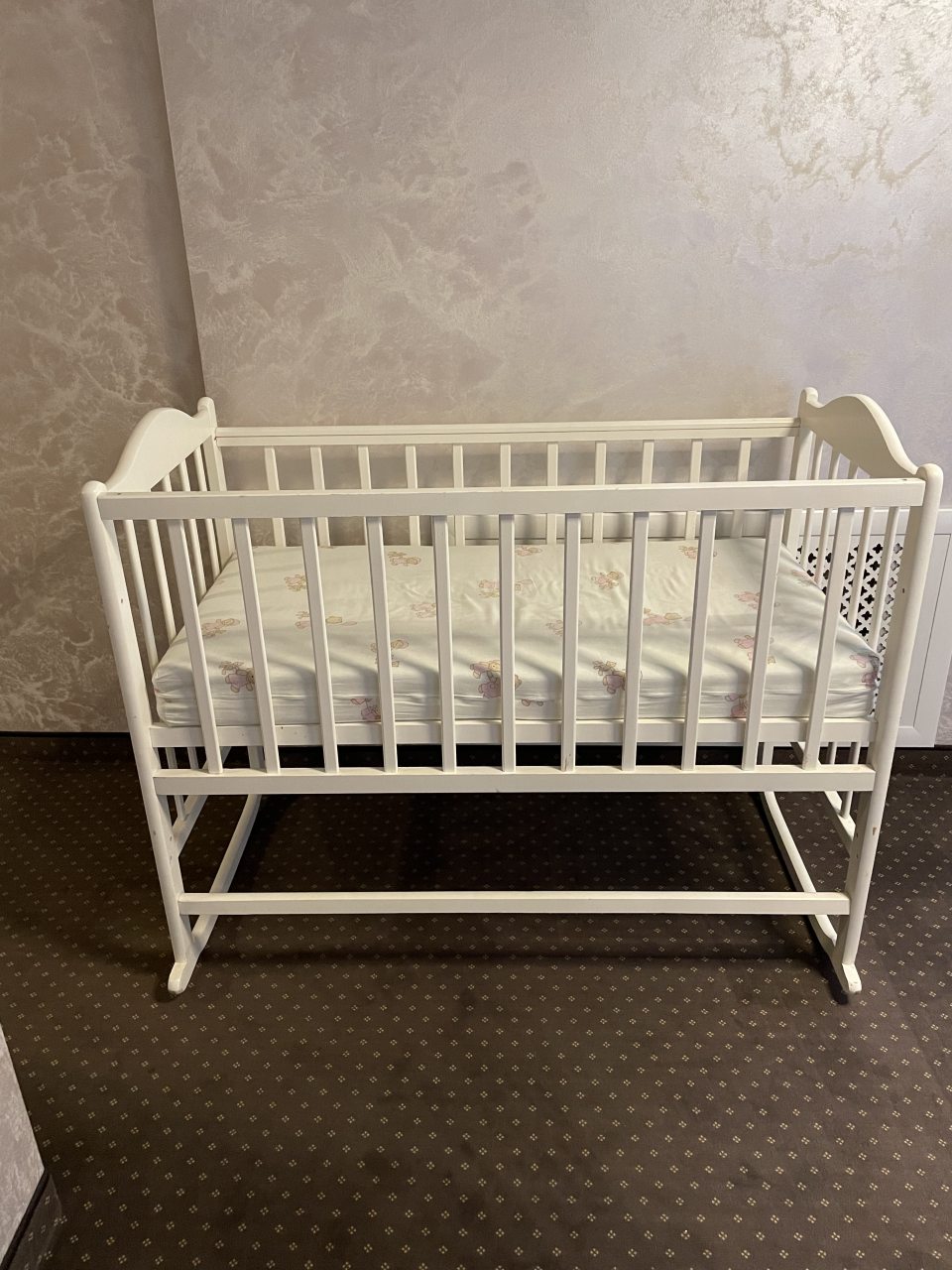 Детская кроватка, Отель Трианон