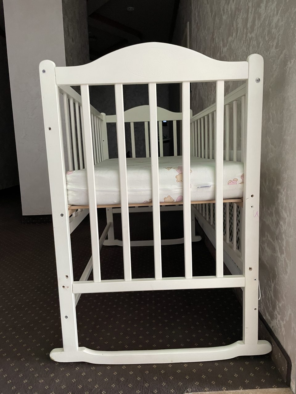 Детская кроватка, Отель Трианон