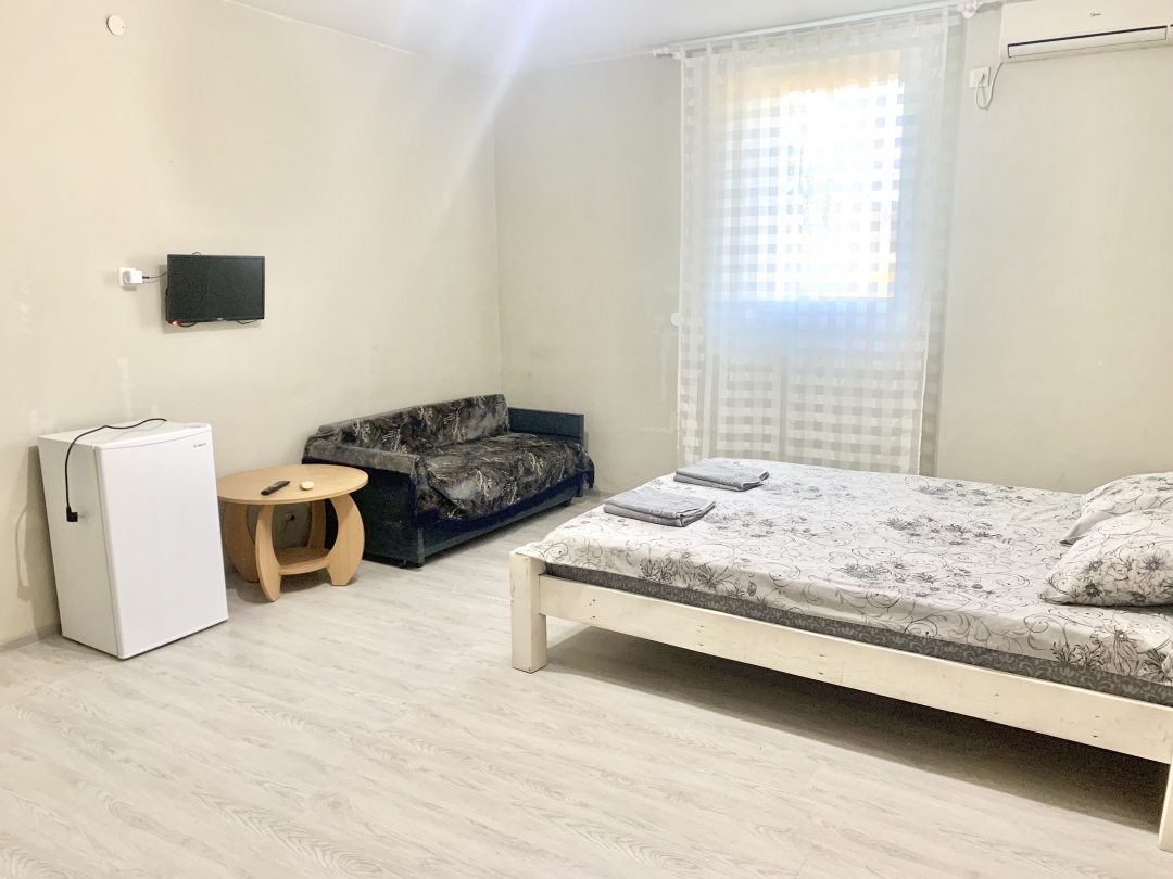 Четырехместный (4-х местный 2-х комнатный стандарт) гостевого дома Melrose, Заозерное, Крым