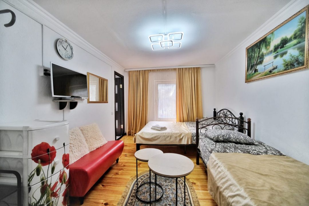 Трехместный (Трехместный номер с собственной ванной комнатой,с телевизором и с видом на горы) гостевого дома Архыз Сити Софийская поляна