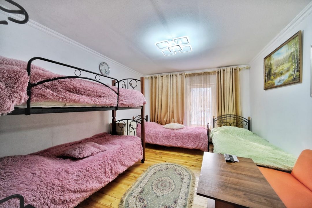 Четырехместный (4х местный номер с раздельными кроватями и собственными удобствами,с телевизором и видом на горы) гостевого дома Архыз Сити Софийская поляна