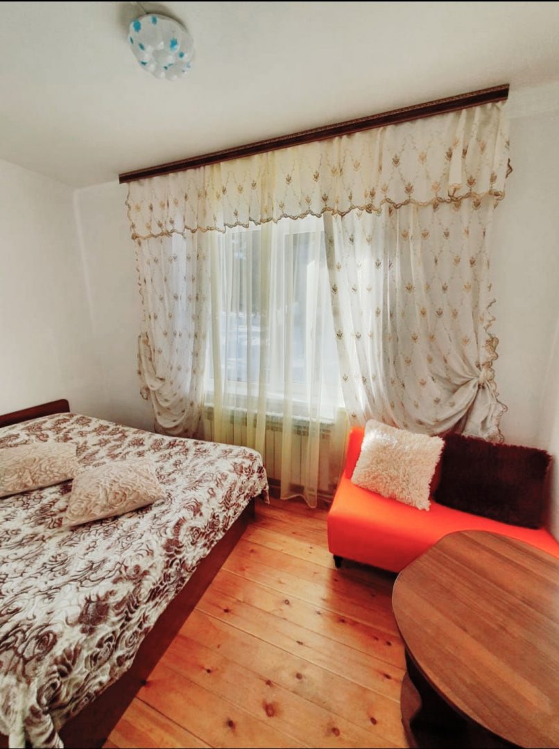 Двухместный (2 местный номер с общей ванной комнатой и видом на горы) гостевого дома Архыз Сити Софийская поляна
