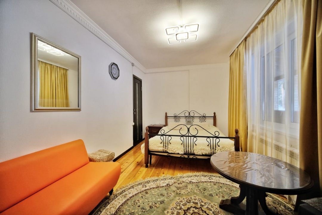 Двухместный (2х местный номер с собственными удобствами в номере и тв с видом на горы) гостевого дома Архыз Сити Софийская поляна