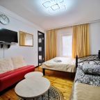 Трехместный (С собственной ванной комнатой,с телевизором и с видом на горы), База отдыха Архыз Сити Софийская поляна