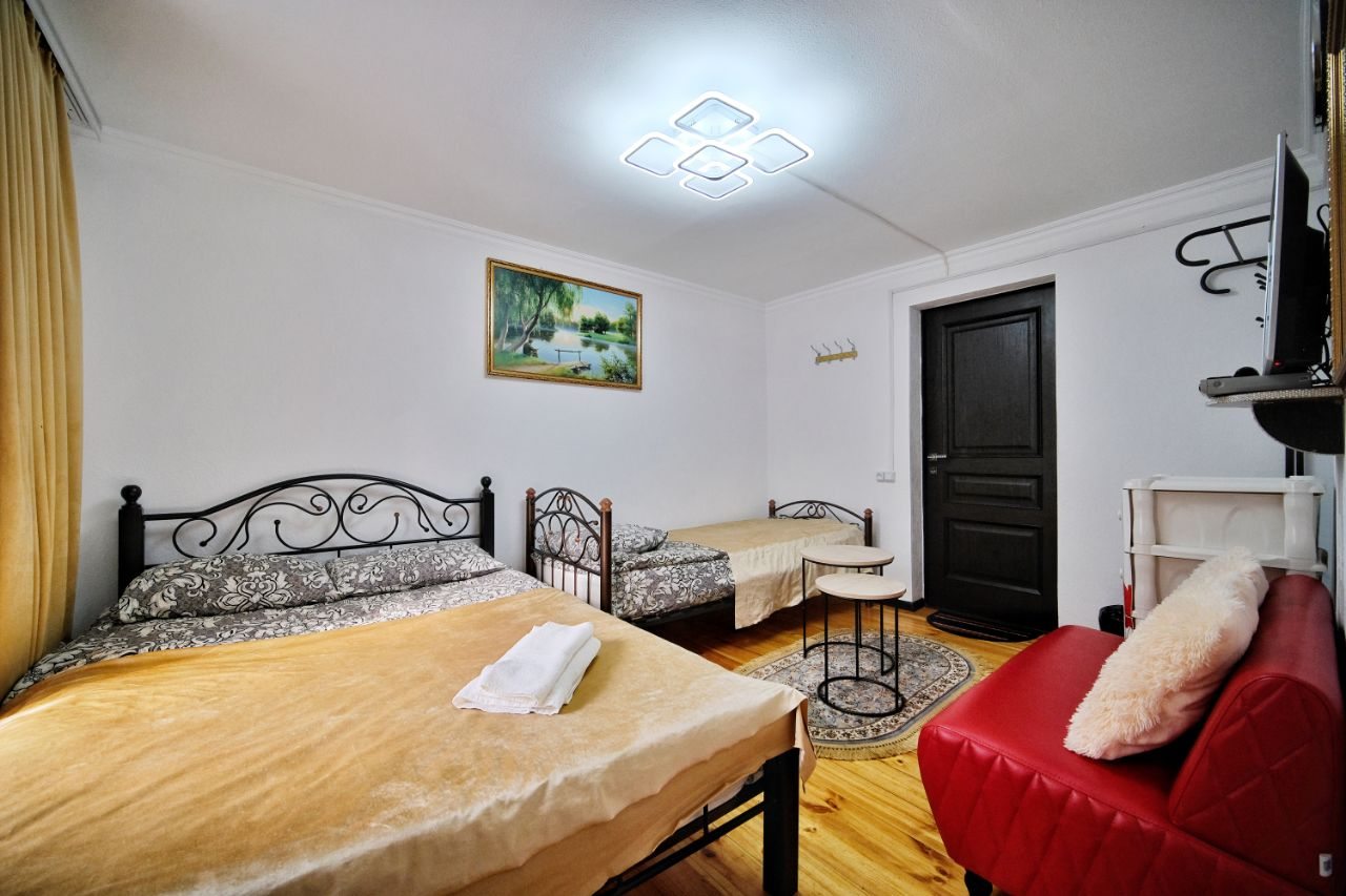 Трехместный (С собственной ванной комнатой,с телевизором и с видом на горы), База отдыха Архыз Сити Софийская поляна