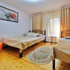 Трехместный (С собственной ванной комнатой,с телевизором и с видом на горы), База отдыха Архыз Сити Софийская поляна