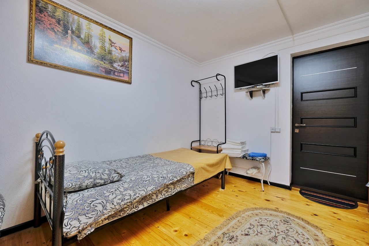 Трехместный (С собственной ванной комнатой,с телевизором и с видом на горы), База отдыха Архыз Сити Софийская поляна