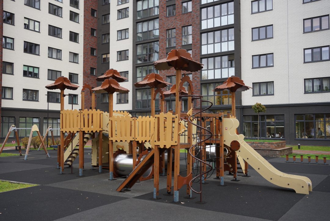 Детская площадка, Апартаменты Pavlov на Уральской