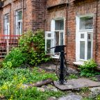 старинный двор с колонкой
