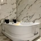 Двухкомнатный номер с сауной и джакузи.