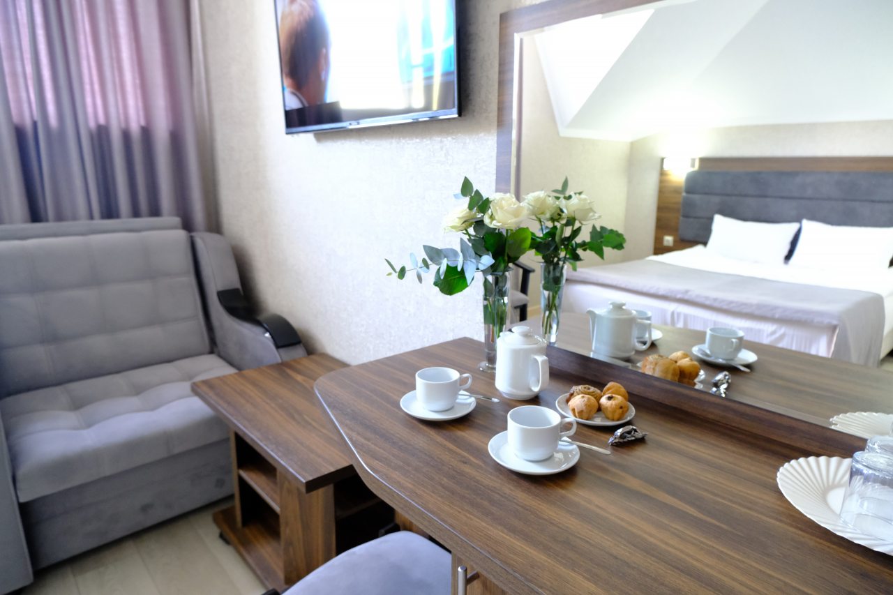 В номере есть кресло и журнальный столик