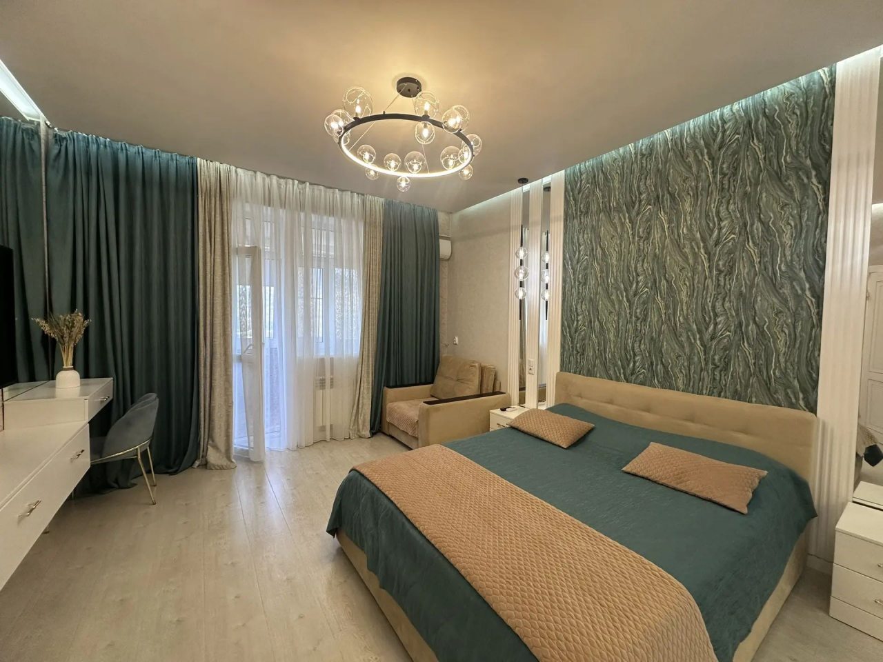 Апартаменты (Люкс Чкалова 37, кв. 127 с видом на гору Змейка), Квартира на улицы Чкалова 37