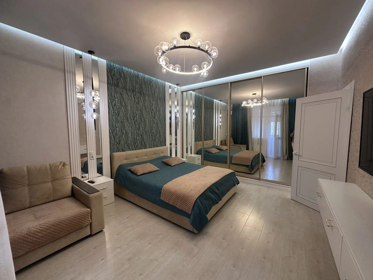 Апартаменты (Люкс Чкалова 37, кв. 127 с видом на гору Змейка), Квартира на улицы Чкалова 37