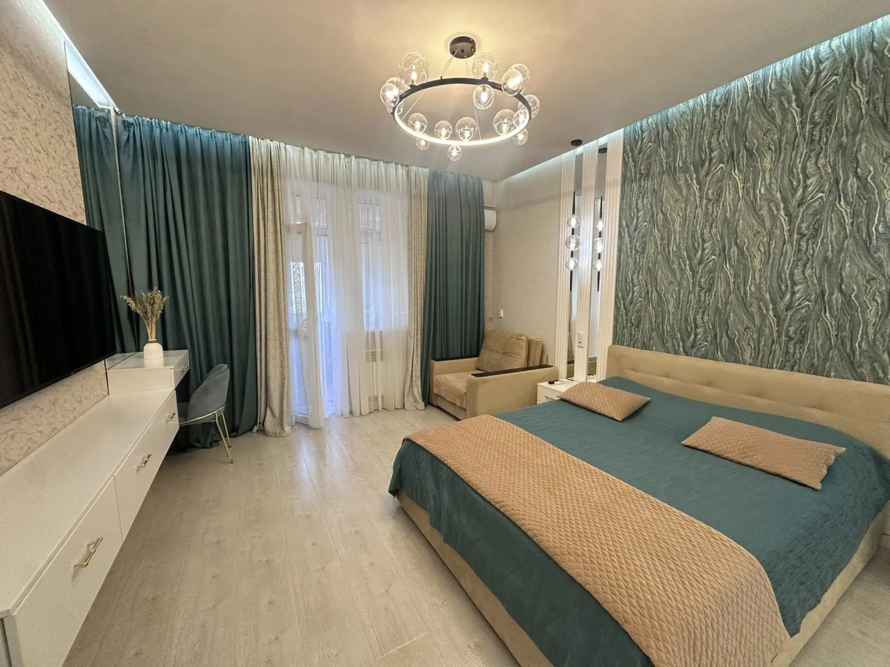 Апартаменты (Люкс Чкалова 37, кв. 127 с видом на гору Змейка), Квартира на улицы Чкалова 37