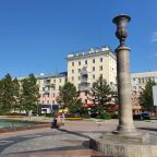 «Нулевой километр» еще называют «нулевой точкой». Такой знак есть и в Барнауле, находится он напротив здания краевой администрации, в самом центре города, рядом с площадью Советов. Открылся нулевой километр в ноябре 2003 года. В Барнауле нулевой километр 