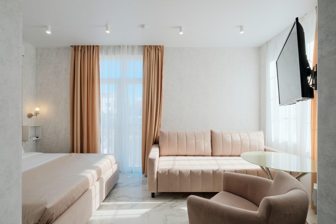 Полулюкс (Двухместный номер с двуспальной кроватью и диваном) гостевого дома Appart Village, Сириус