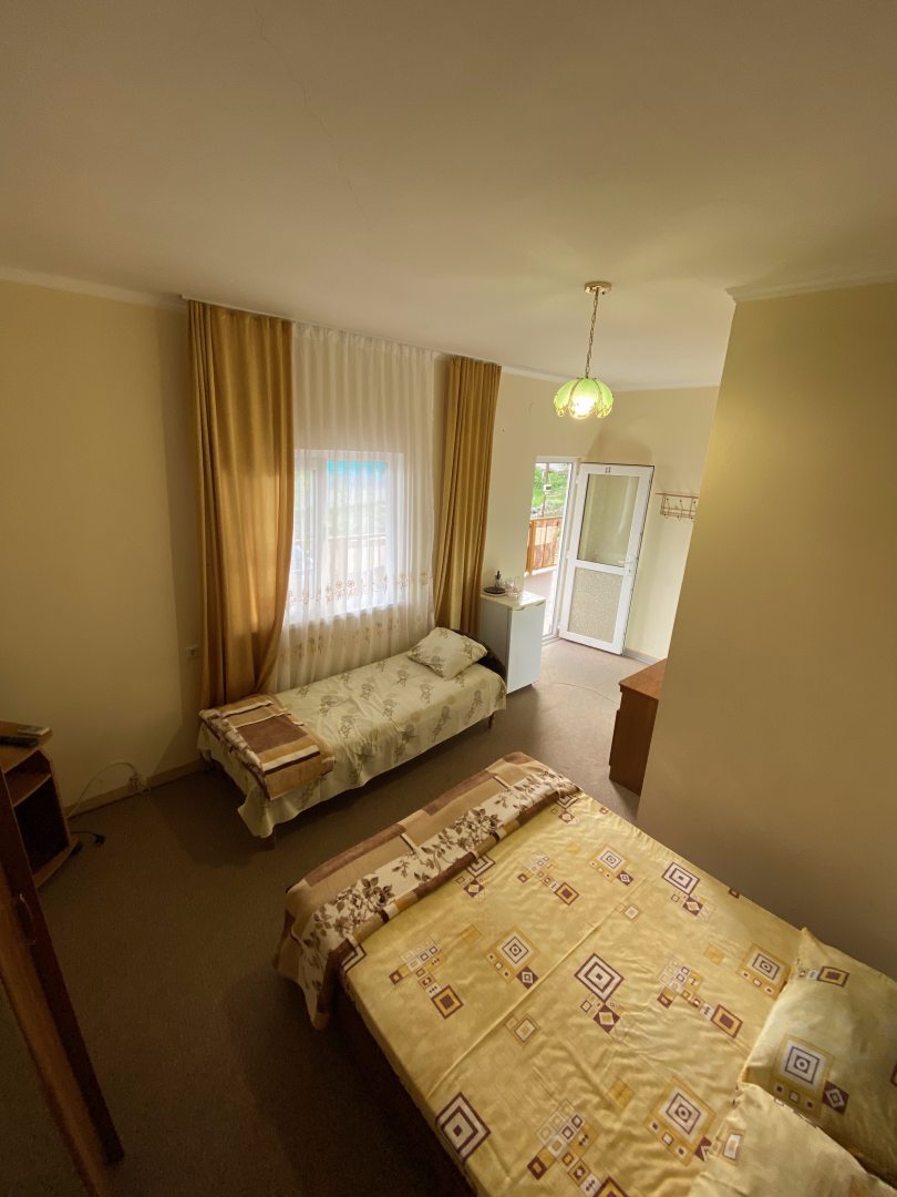 Трёхместный и более (Стандартный трехместный номер с 3 односпальными кроватями) гостевого дома Мандарин, Сочи