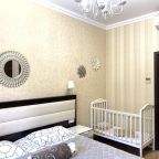 спальня с детской кроваткой и санузлом