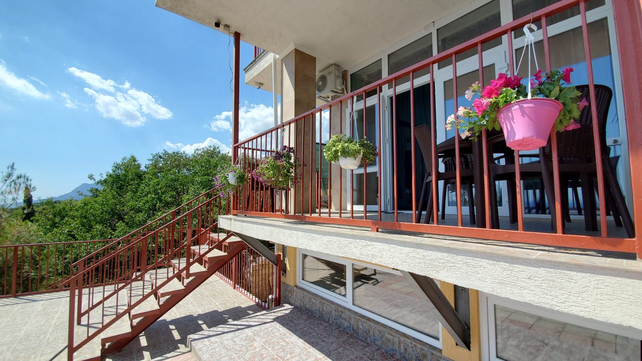 Четырехместный (Двухкомнатный люкс с отдельным входом и террасой) апарт-отеля Жуковка, Парковое, Крым