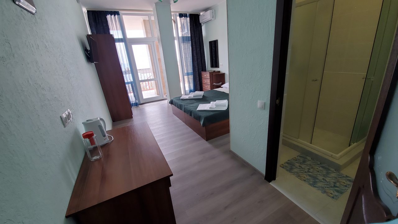 Двухместный (Однокомнатный люкс с отдельным входом) апарт-отеля Жуковка, Парковое, Крым