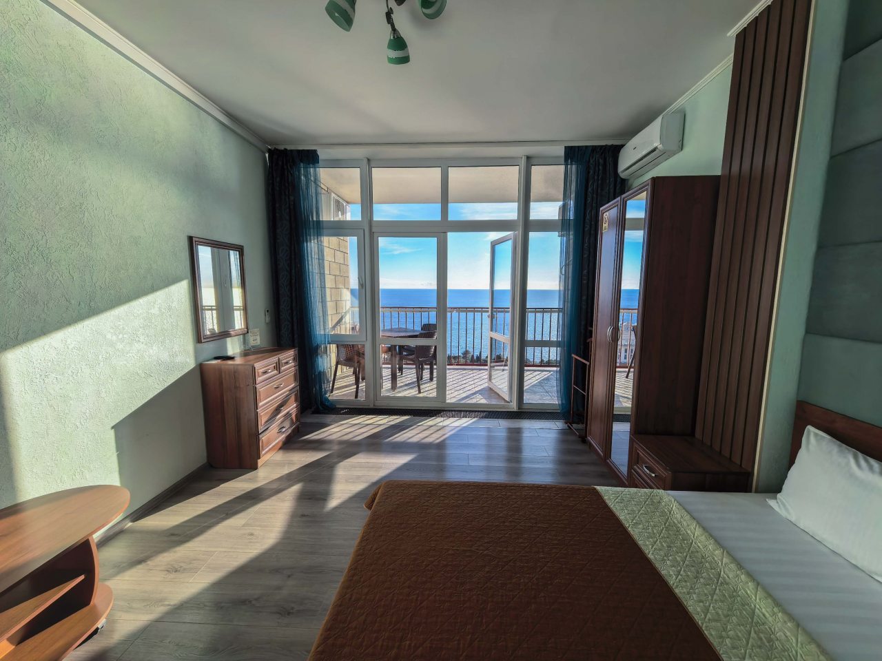 Четырехместный (Двухкомнатный люкс с кухней (вид на море)), Апарт-отель Жуковка