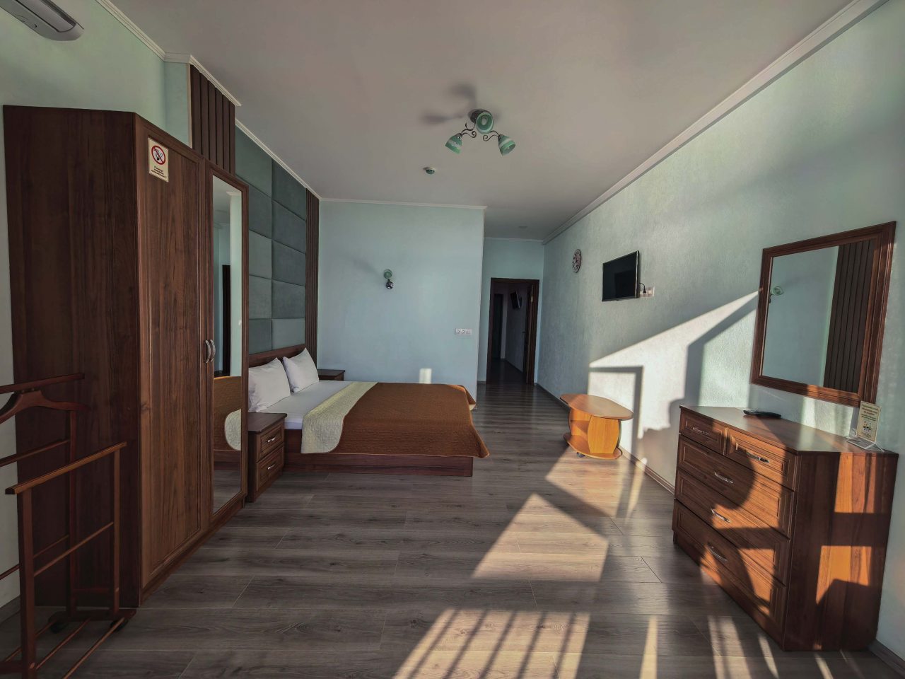 Четырехместный (Двухкомнатный люкс с кухней (вид на море)), Апарт-отель Жуковка