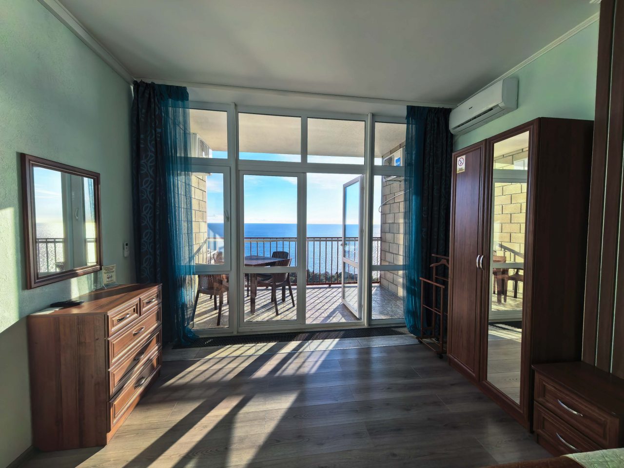 Четырехместный (Двухкомнатный люкс с кухней (вид на море)), Апарт-отель Жуковка