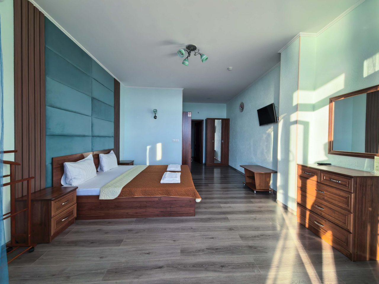 Четырехместный (Двухкомнатный люкс с кухней (вид на море)), Апарт-отель Жуковка