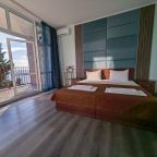 Четырехместный (Двухкомнатный люкс с кухней (вид на море)), Апарт-отель Жуковка