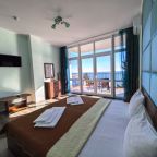 Четырехместный (Двухкомнатный люкс с кухней (вид на море)), Апарт-отель Жуковка