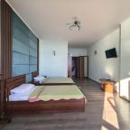 Четырехместный (Двухкомнатный люкс с кухней (вид на море)), Апарт-отель Жуковка