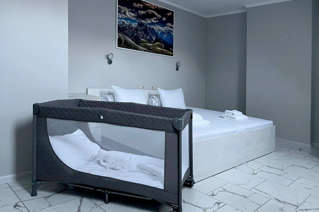 Детская кроватка, Отель Вальс Цветов