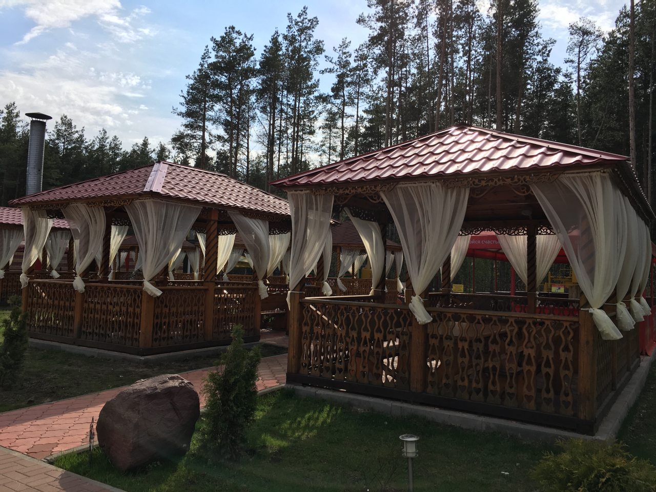 Объект находится в лесу, Отель Беркут