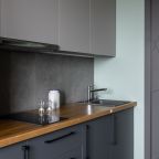 В кухне предусмотрены все столовые приборы и посуда