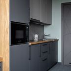 кухонная зона, полностью укомплектованная техникой