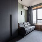 Двуспальный раскладной диван, шкаф для вещей, кондиционер