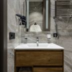 Чистые полотенца, фен, средства личной гигиены.