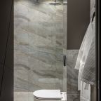 Душевая кабина, чистые халаты и полотенца